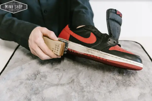 Làm sạch giày Converse bằng xi đánh giày: Hướng dẫn chi tiết Làm sạch giày Converse bằng xi đánh giày: Hướng dẫn chi tiết