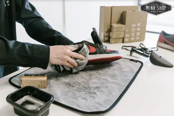 Làm sạch giày Converse bằng xi đánh giày: Hướng dẫn chi tiết