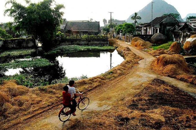 Tôi Đã Khóc Khi Không Có Giày Để Đi: Nỗi Niềm Làng Quê Bên Dòng Sông Ký Ức Tôi Đã Khóc Khi Không Có Giày Để Đi: Nỗi Niềm Làng Quê Bên Dòng Sông Ký Ức