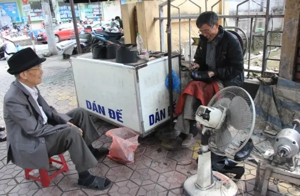 Người Thợ Sửa Giày Vỉa Hè: Di Sản Văn Hóa Hay Nét Đẹp Đang Dần Phai Nhạt?