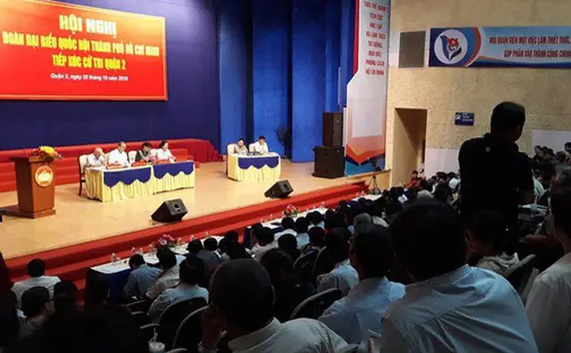 Giày dép và biểu tượng: Góc nhìn từ vụ ném giày Thủ Thiêm Giày dép và biểu tượng: Góc nhìn từ vụ ném giày Thủ Thiêm