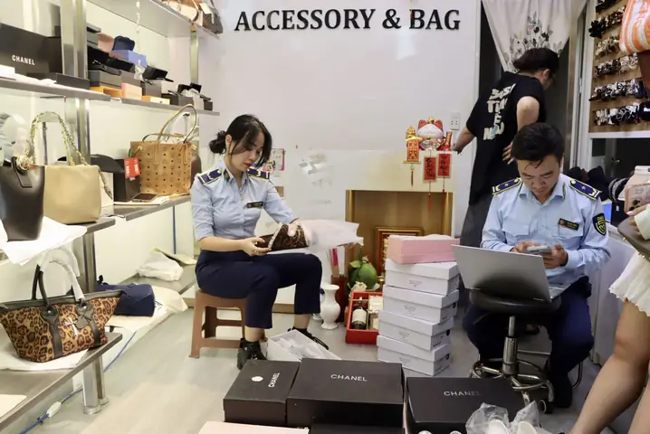 Nhiệm vụ của nhân viên bán hàng giày dép là gì? Nhiệm vụ của nhân viên bán hàng giày dép là gì?
