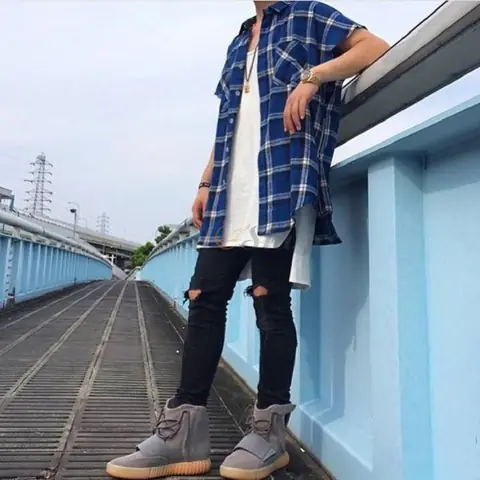 Adidas Yeezy 750 phối cùng với áo sơ mi nổi bật Adidas Yeezy 750 phối cùng với áo sơ mi nổi bật