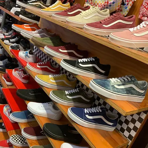 Những đôi giày của nhà trượt ván Vans từ lâu đã làm say lòng giới trẻ bởi sự tiện dụng và đa năng cùng phong cách thời trang trẻ trung khó cưỡng lại được. Thế nhưng trong thời buổi thật giả khôn lường như hiện nay, rất khó để phân biệt những đôi giày Vans chính hãng và hàng nhái, hàng giả. Vậy làm cách nào để ta có thể yên tâm khi mua sắm mà vẫn tin chắc được là đã mua đúng hàng thật? Câu trả lời rất đơn giản, các bạn hãy mua ở những nơi đảm bảo uy tín, chuyên bán giày Vans chính hãng là đã có thể yên tâm rồi. Bài viết hôm nay Drake xin giới thiệu đến bạn hệ thống cửa hàng phân phối giày Vans chính hãng TPHCM, không chỉ có không gian trưng bày sản phẩm hiện đại mà còn cho bạn những trải nghiệm mua sắm thú vị nhất. Đừng bỏ qua nhé!