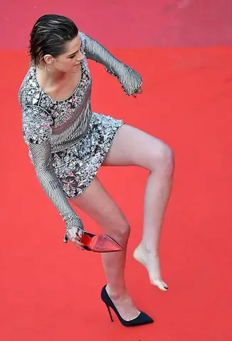 Hành động của Kristen Stewart ngay lập tức trở thành chủ đề nóng trên truyền thông. Hành động của Kristen Stewart ngay lập tức trở thành chủ đề nóng trên truyền thông.