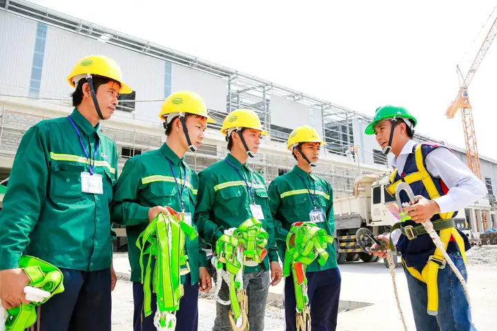 Top 5 Đơn Vị Tuyển Chủ Quản Người Nước Ngoài Ngành Giày Dép Hiệu Quả