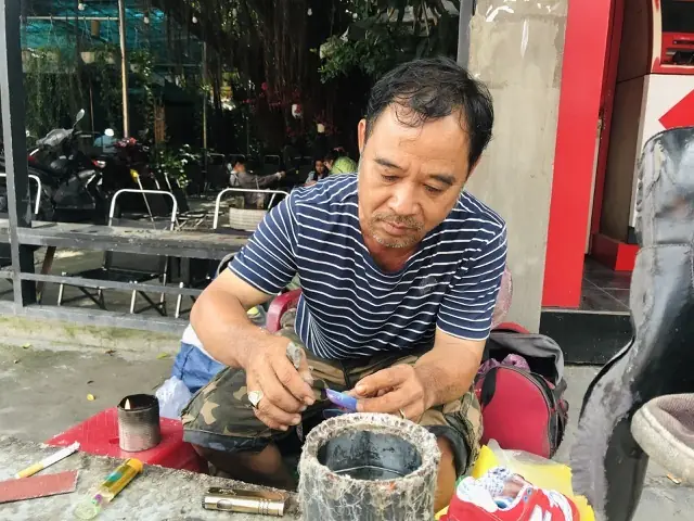 Địa chỉ sửa giày dép TPHCM uy tín 26 Lê Thánh Tôn, quận 1