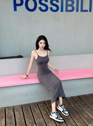 Hướng dẫn phối váy body đen không tay với giày bata chuẩn đẹp