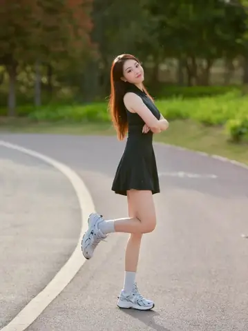 Váy Body Đen Không Tay Với Giày Bata: 7 Cách Phối Đồ Thanh Lịch