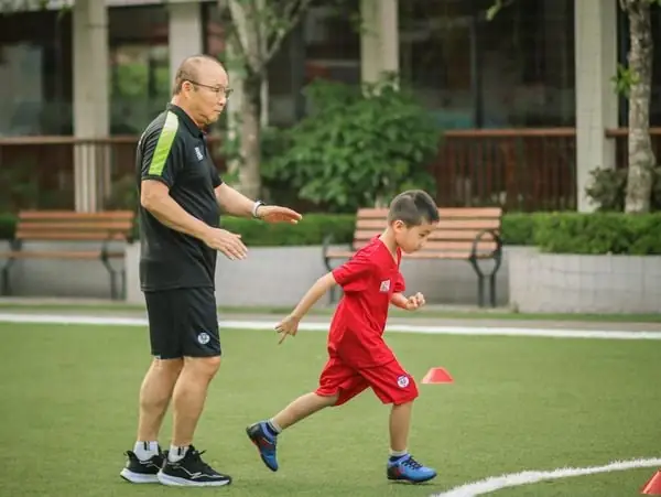 Vì sao nên mua giày đá banh cho trẻ: Lợi ích và Lưu ý quan trọng Vì sao nên mua giày đá banh cho trẻ: Lợi ích và Lưu ý quan trọng