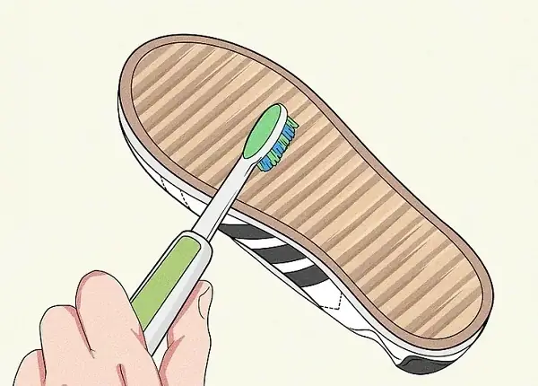 Bước 3: Sử dụng bàn chải làm sạch giày