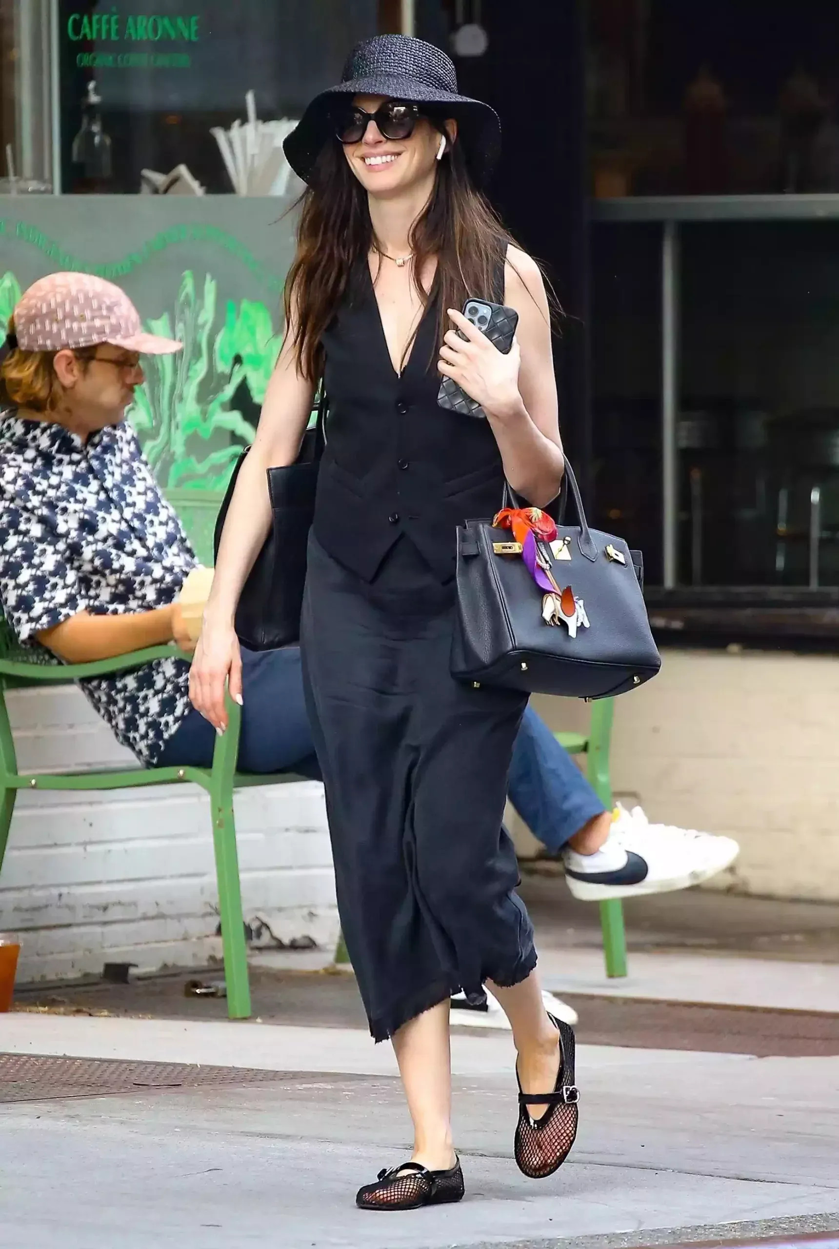 Anne Hathaway diện giày búp bê lưới theo phong cách menswear thanh lịch