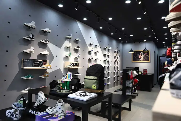 Là Vùng Đất Đầy Sôi Động, Có Thể Thấy Thành Phố Hồ Chí Minh Là Nơi Xuất Hiện Ngày Càng Nhiều Của Thương Hiệu Thời Trang Hợp Túi Tiền. Trong Đó, Không Thể Bỏ Qua Thương Hiệu Converse Đình Đám Được Nhiều Bản Trẻ Ưa Chuộng. Tuy Nhiên, Thông Dụng Là Vậy Nhưng Vẫn Có Rất Nhiều Tín Đồ Vẫn Còn Loay Hoay Tìm Kiếm Cho Mình Địa Chỉ Mua Giày Converse Uy Tín. Để Có Cái Nhìn Rõ Hơn, Drake Vn Sẽ Giải Đáp Thắc Mắc Giúp Bạn Nhé!