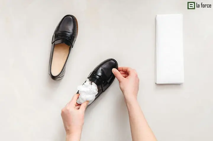 3. Tận dụng giấy báo để làm khô giày da 3. Tận dụng giấy báo để làm khô giày da