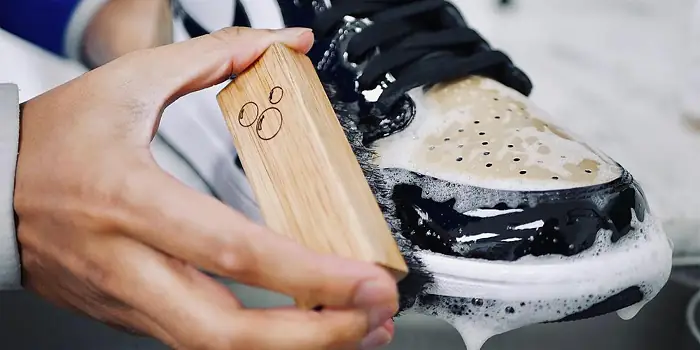 Bước 3: Dùng dung dịch vệ sinh giày sneaker thông dụng Bước 3: Dùng dung dịch vệ sinh giày sneaker thông dụng
