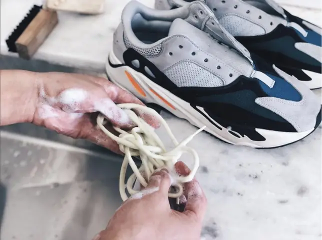 Bước 1: Tháo dây và miếng lót giày sneaker Bước 1: Tháo dây và miếng lót giày sneaker