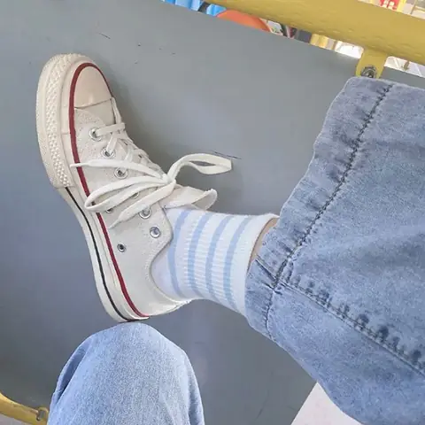 Một đôi Converse đẹp, có giá trị không chỉ từ thiết kế và chức năng, mà còn cần sự kết hợp hoàn hảo từ các chi tiết khác. Để tạo điểm nhấn đặc biệt làm nổi bật đôi giày yêu thích, bạn cần làm mới và thiết kế riêng cho mình những cách buộc dây giày để có nhiều phong cách độc lạ hơn. Hãy cùng Drake list ngay những bí kíp buộc dây giày Converse 5 lỗ nhé!