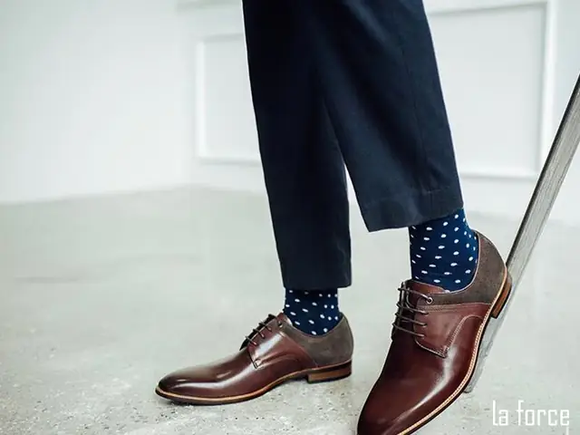 4. Sử dụng tất/vớ giúp hạn chế đau gót chân khi đi giày