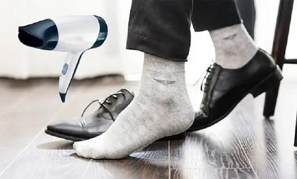 Sử Dụng Máy Sấy Làm Giày Rộng Ra