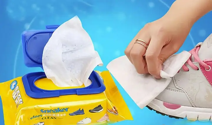 1mẹo Giữ Sạch Giày Khi Đi Ra Ngoài Trong Mùa Mưa