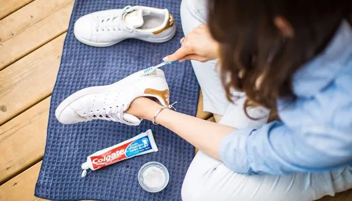 Hướng Dẫn Cách Làm Trắng Giày Bằng Giấy Vệ Sinh Đơn Giản