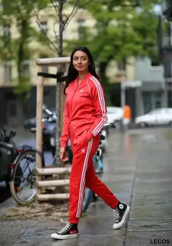 2. Phối giày Converse cổ cao nữ và tracksuit 2. Phối giày Converse cổ cao nữ và tracksuit