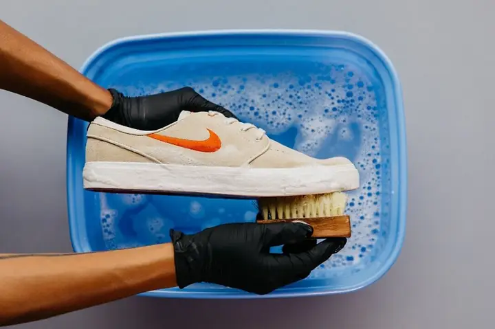 Xác định chất liệu của đôi giày sneaker cần vệ sinh