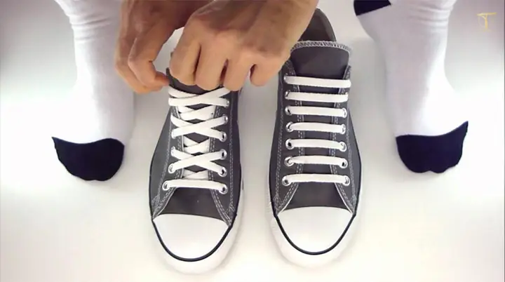 4. Cách thắt giấu dây giày Converse cực “lạ”