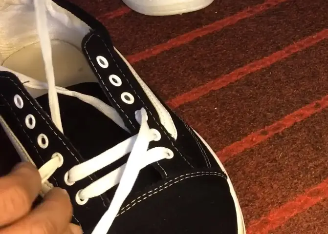 Kiểu thắt dây giày Vans Old Skool thẳng hàng Kiểu thắt dây giày Vans Old Skool thẳng hàng