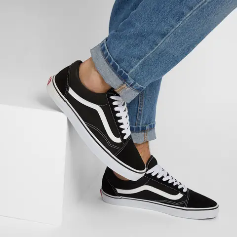 Với những đôi Vans Old Skool tưởng chừng như quen thuộc, nay bạn chỉ cần thay đổi một chút ở phần dây giày, chắc hẳn bạn sẽ cảm nhận được sự mới mẻ trên đôi chân của mình. Tổng hợp 4 cách thắt dây giày Vans Old Skool chi tiết dưới đây sẽ giúp bạn có được những thao tác vô cùng dễ dàng trên những đôi giày của mình nhé!