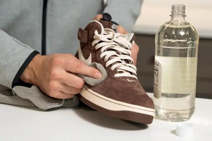 Cách vệ sinh giày da lộn Cách vệ sinh giày da lộn