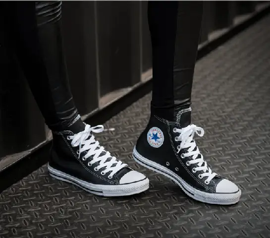 Như Bạn Đã Biết, Các Thiết Kế Của Nhà Converse Được Giới Trẻ Ưa Chuộng Rộng Rãi Trong Suốt Thời Gian Qua Bởi Kiểu Dáng Và Mẫu Mã Đa Dạng, Phù Hợp Cho Tất Cả Mọi Lứa Tuổi, Giới Tính. Không Chỉ Đáp Ứng Về Độ Bắt Mắt, Những Chi Tiết Trên Đôi Giày Còn Là Điểm Nhấn Nhá Giúp Tổng Thể Thêm Phần Độc Đáo Hơn. Đặc Biệt Chi Tiết Dây Giày Cũng Vì Thế Mà Tạo Nên Một Sự Chú Ý Nhất Định Đối Với Người Mang. Khi Mà Trào Lưu Buộc Dây Giày Ngày Càng Hot Trend Thì Các Cách Buộc Dây Giày Converse Đơn Giản Cũng Được Giới Trẻ Sáng Tạo Với Hàng Loạt Các Kiểu Thắt Khác Nhau. Nhằm Đáp Ứng Thị Hiếu Và Nhu Cầu Đó, Qua Bài Viết Này Drake Vn Sẽ Giúp Bạn Tìm Hiểu Cũng Như Biết Cách Buộc Dây Giày Cho Đôi Converse Thân Yêu Của Mình Trở Nên Mới Lạ Hơn Nhé.