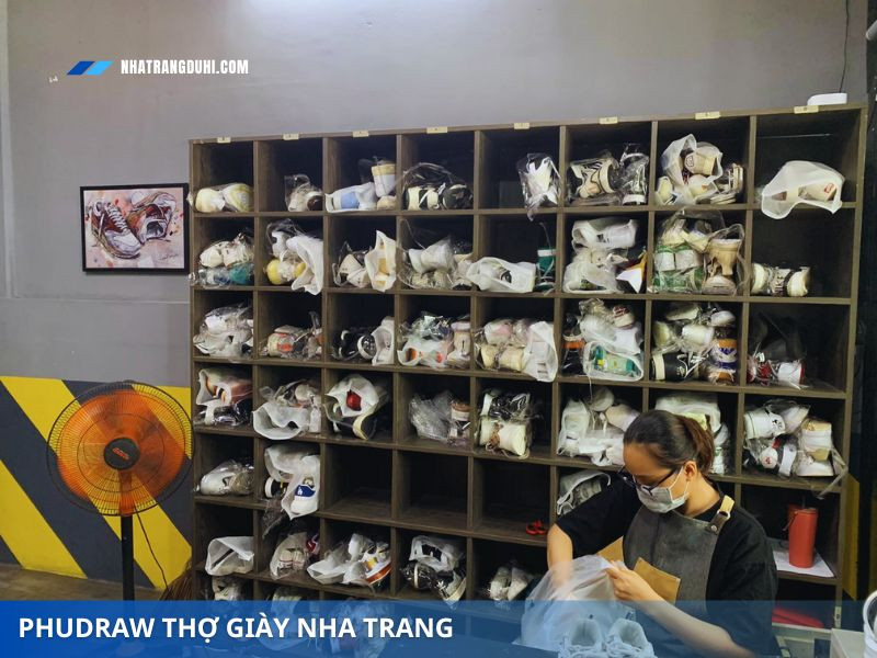 Cận cảnh chi tiết một đôi giày đang được vệ sinh