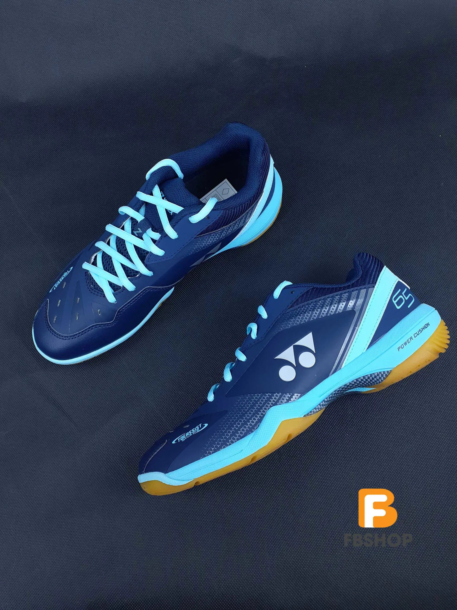 Cận cảnh chi tiết phần thân trên của đôi giày thể thao Yonex 65Z3 màu xanh navy