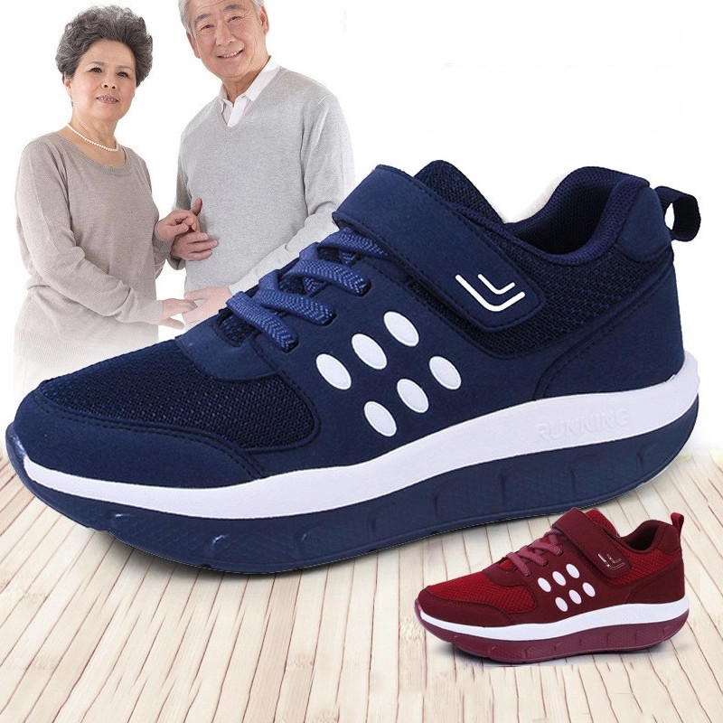Cận cảnh đế giày thể thao có rãnh chống trượt hiệu quả