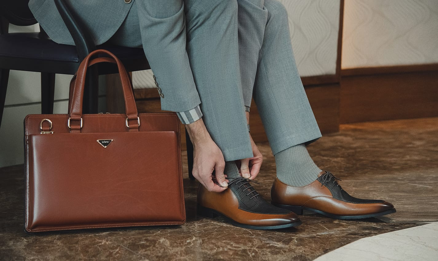 Cận cảnh một đôi giày tây Oxford với thiết kế buộc dây kín trang nhã