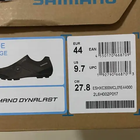 Hướng Dẫn Chọn Size Giày: Chân Dài Bao Nhiêu Phân Thì Đi Giày Size 40?