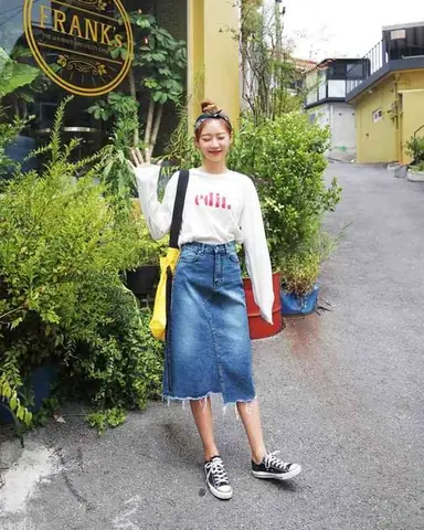 Phối Chân Váy Jeans Với Giày Sneaker