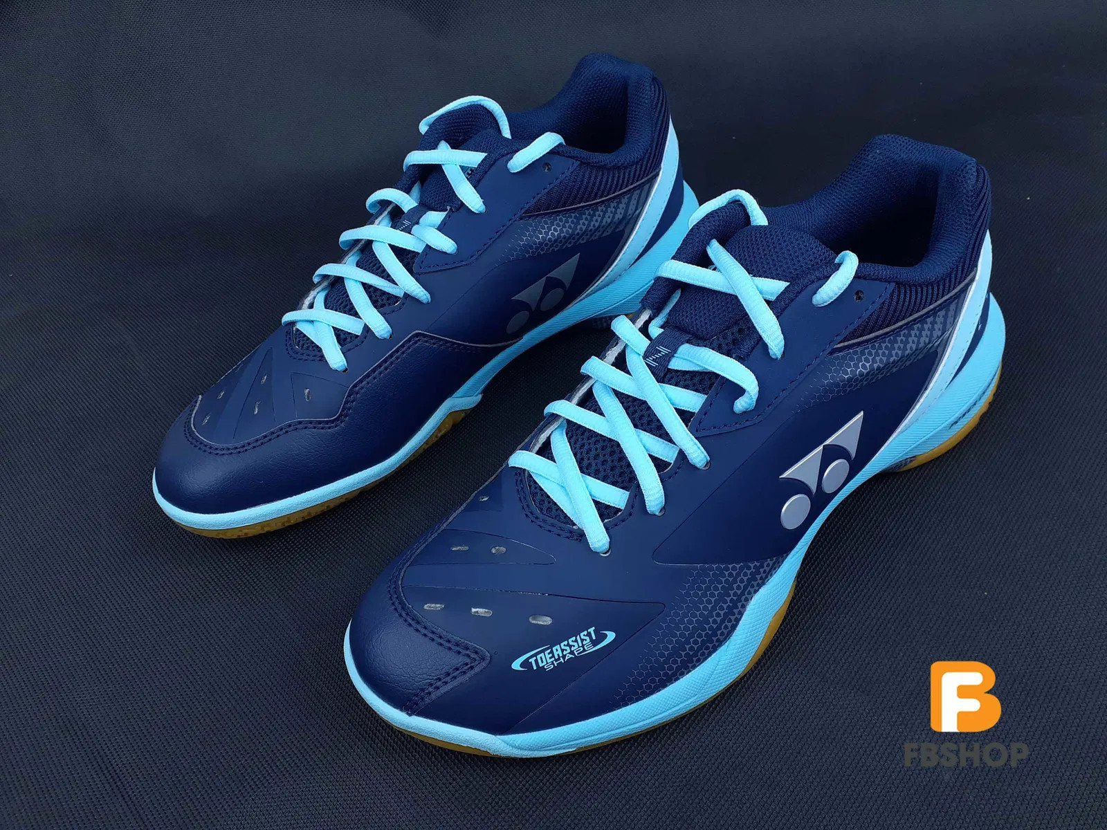 Chi tiết mặt trong và cổ giày Yonex 65Z3 cho thấy lớp đệm êm ái