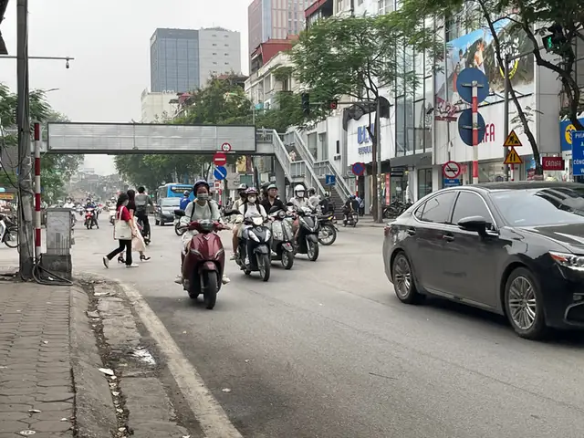 Sinh viên băng sang đường ngay ngã ba trước cổng Học Viện Ngân hàng, cạnh đó là cầu vượt bộ hành. Người dân khu vực này cho biết, vị trí này thường xảy ra tai nạn giữa người đi bộ với xe máy cố tình vượt đèn đỏ. Sinh viên băng sang đường ngay ngã ba trước cổng Học Viện Ngân hàng, cạnh đó là cầu vượt bộ hành. Người dân khu vực này cho biết, vị trí này thường xảy ra tai nạn giữa người đi bộ với xe máy cố tình vượt đèn đỏ.