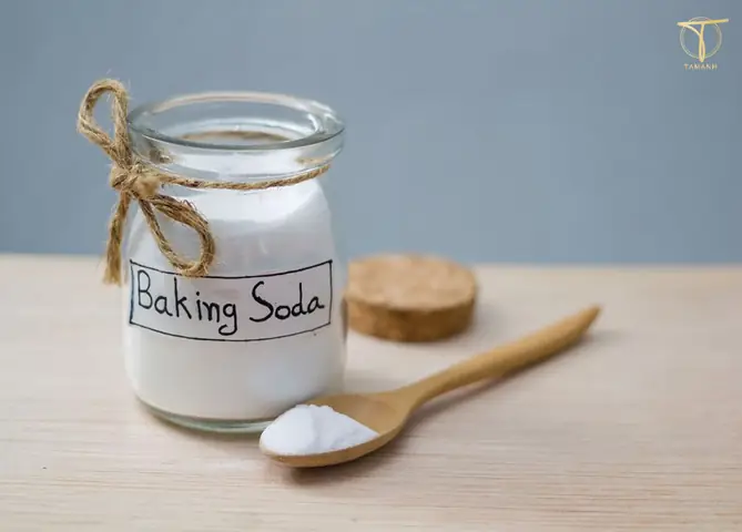 2. Làm sạch giày da trắng bằng baking soda
