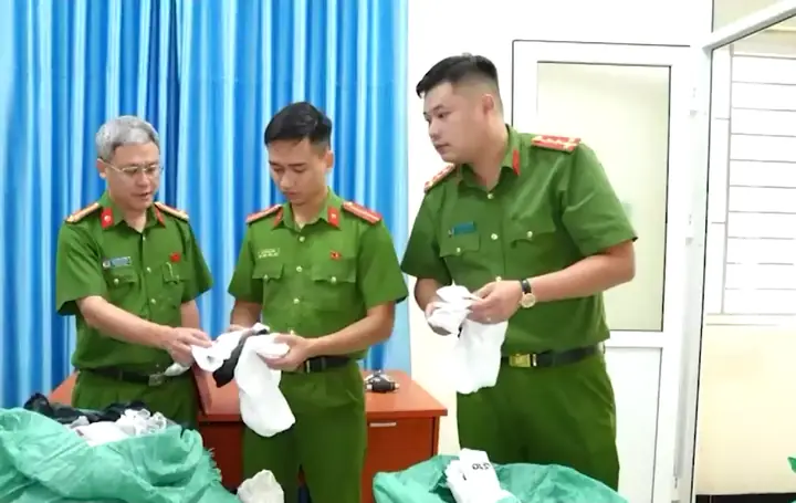 Hà Nội: Phát hiện cơ sở sản xuất bít tất giả quy mô lớn - Ảnh 2. Hà Nội: Phát hiện cơ sở sản xuất bít tất giả quy mô lớn - Ảnh 2.