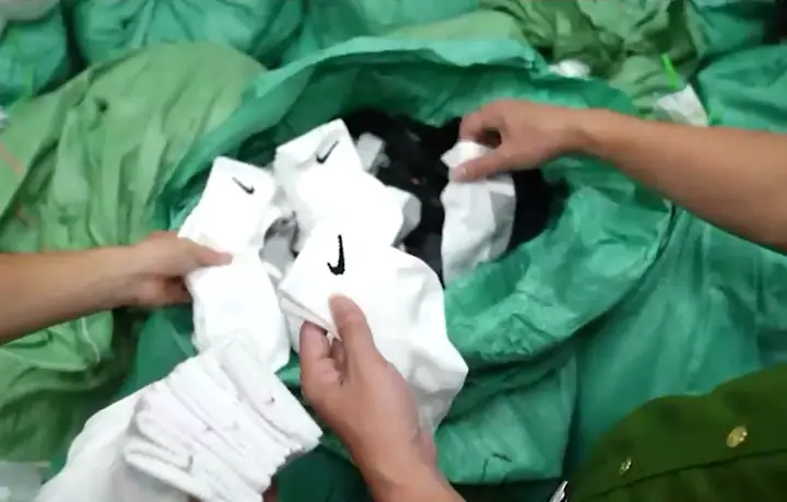 Hà Nội: Phát hiện cơ sở sản xuất bít tất giả quy mô lớn - Ảnh 1.