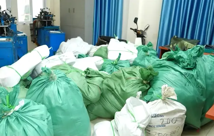 Hà Nội: Phát hiện cơ sở sản xuất bít tất giả quy mô lớn - Ảnh 3. Hà Nội: Phát hiện cơ sở sản xuất bít tất giả quy mô lớn - Ảnh 3.