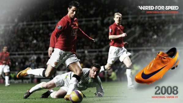 Cristiano Ronaldo tung cú sút bằng đôi Nike Mercurial Vapor 4