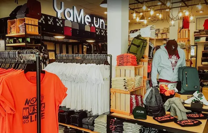 10. Giày Sneaker Quận 9 – YAME