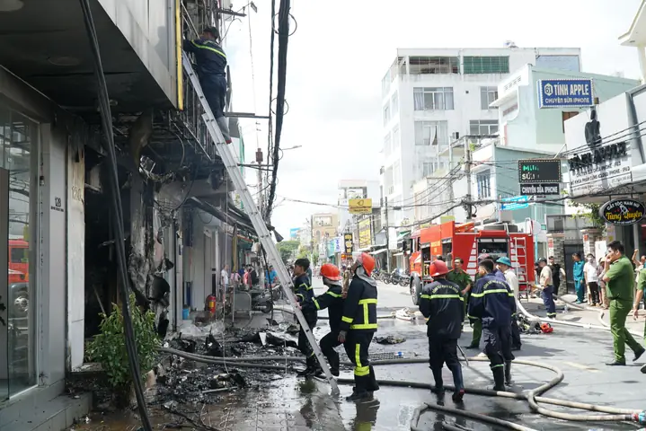 Cháy Cửa Hàng Kinh Doanh Điện Thoại Di Động Ở Đường Xô Viết Nghệ Tĩnh Cháy Cửa Hàng Kinh Doanh Điện Thoại Di Động Ở Đường Xô Viết Nghệ Tĩnh