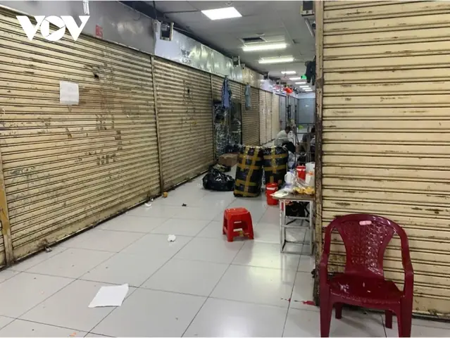 Nhiều cửa hàng đã đóng cửa song vẫn hoạt động “ngầm” Nhiều cửa hàng đã đóng cửa song vẫn hoạt động “ngầm”