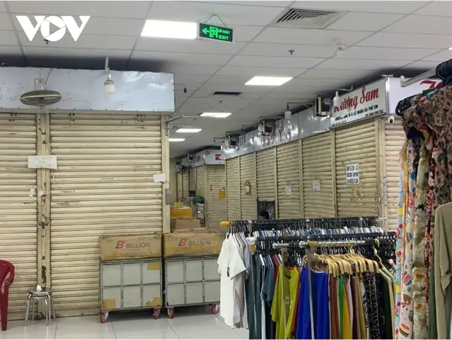Nhiều cửa hàng đã đóng cửa song vẫn hoạt động “ngầm” Nhiều cửa hàng đã đóng cửa song vẫn hoạt động “ngầm”