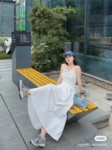 Váy hai dây đi giày thể thao Váy hai dây đi giày thể thao